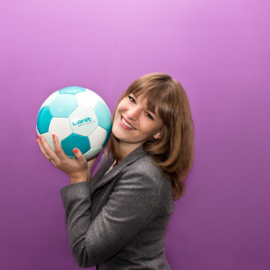 Werbefussball Fotoshooting Kundin mit bedrucktem Logoball