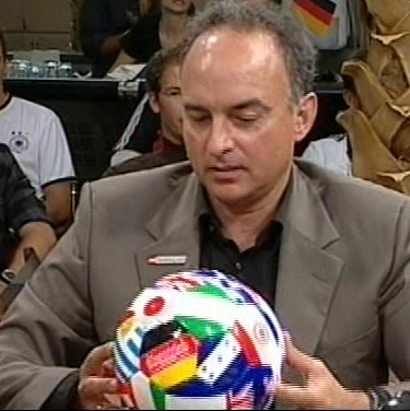 Ballübergabe von Hansi Müller düsentrieb design