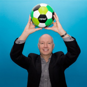 Werbefussball Fotoshooting Kunde mit Werbeball Logo