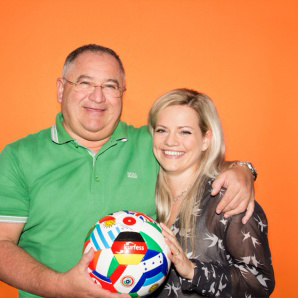 Werbefussball Fotoshooting Kunden mit Flaggenball